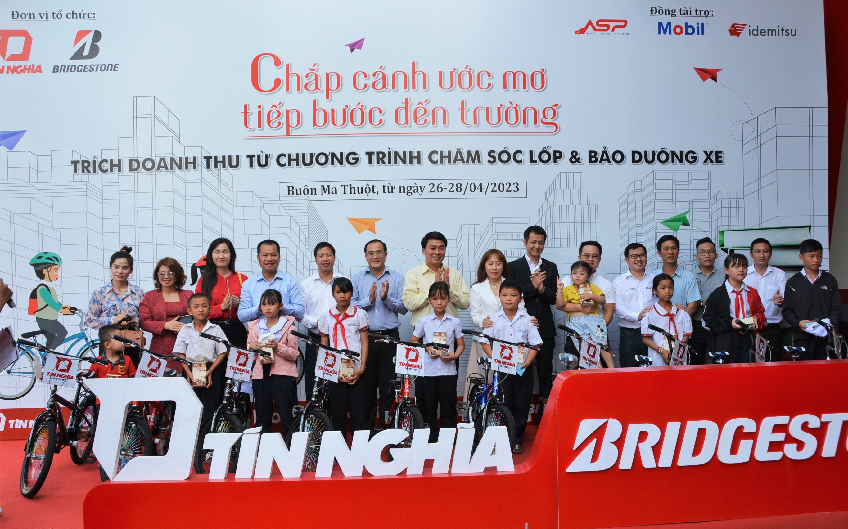 Công ty Cổ phần Tín Nghĩa Logistic: Tổ chức Chương trình "Chắp cánh ước mơ - Tiếp bước đến trường" trao tặng 85 xe đạp cho các em có hoàn cảnh khó khăn
